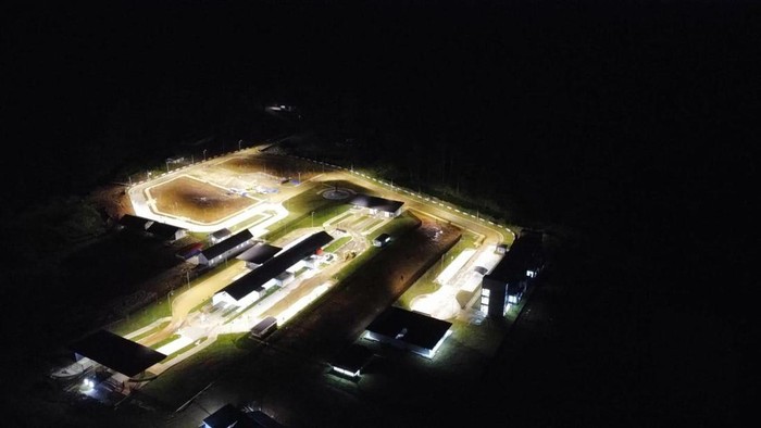 Pos Lintas Batas di Boven Digoel Papua Bermandi Cahaya PLN melistriki Pos Lintas Batas Negara (PLBN) Terpadu Yetetkun di Distrik Ninati, Kabupaten Boven Digoel, Papua, dengan daya 147.000 VA. PLBN itu kini bermandi cahaya.
