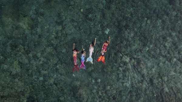 Bagi sebagian orang, putri duyung kerap dianggap sebagai mitos atau hanya sekadar karakter dalam cerita anak-anak. Namun, tak sedikit pula orang-orang yang tertarik untuk merasakan sensasi menjadi seorang putri duyung. (Aaron Favila/AP Photo). Bagi sebagian orang, putri duyung kerap dianggap sebagai mitos atau hanya sekadar karakter dalam cerita anak-anak. Namun, tak sedikit pula orang-orang yang tertarik untuk merasakan sensasi menjadi seorang putri duyung. (Aaron Favila/AP Photo).
