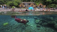 Kian meningkatnya minat terhadap putri duyung terlihat di Filipina, di mana seorang warga bernama Queen Pangke Tabora membuka kelas putri duyung yang mengajar dan mengajak para pesertanya menyelam bebas secara penuh layaknya seorang putri duyung. (Aaron Favila/AP Photo).
