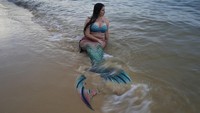 Ketika putri duyung mulai populer, sebagian besar ekor putri duyung yang dijual merupakan kreasi silikon yang dibuat khusus dengan berat hingga 23 kilogram atau sekitar 50. Ekor putri duyung itu dijual dengan harga lebih dari 6.000 dolar. Namun selama beberapa tahun terakhir, meningkatnya ketersediaan pilihan kain yang lebih murah dan lebih ringan mendorong kian banyaknya masyarakat yang tertarik untuk menjajal sensasi menjadi putri duyung. (Mark Baker/AP Photo).