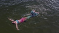 Bagi para pemula yang baru menyelami dunia putri duyung, berenang dengan menggunakan ekor putri duyung tidaklah mudah. Berenang di bagian ekor membutuhkan latihan. Penguasaan tendangan lumba-lumba oleh putri duyung adalah kuncinya, bersama dengan teknik penyamaan untuk mengurangi tekanan telinga di bawah air. (Mark Baker/AP Photo).