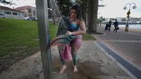 Konvensi putri duyung (Mercons) sekarang diadakan secara global. Bulan lalu, lebih dari 300 duyung dari seluruh AS dan Kanada menghadiri Konvensi Putri Duyung California. (Mark Baker/AP Photo).