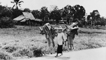 Seorang petani melintas di jalanan Singapura yang masih sangat sederhana. Foto: Getty Images