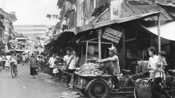 Jalanan yang ramai di Singapura pada tahun 1962. Tampak sangat kontras dengan situasi sekarang. Foto: Getty Images