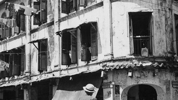 Pengendara becak melintas di jalanan Singapura di tahun 1960. Foto: Getty Images