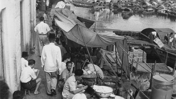 Suasana makan siang di pelabuhan Singapura pada tahun 1957. Waktu itu, Singapura adalah jajahan Inggris. Foto: Getty Images