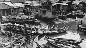 Perahu-perahu sederhana di pelabuhan Singapura pada tahun 1955. Foto: Getty Images