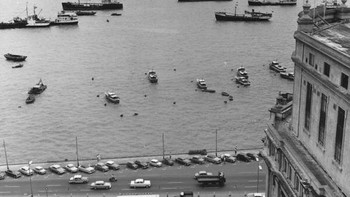 Suasana jalanan sudah cukup rapi dengan latar belakang kapal-kapal melintas pada tahun 1955. Foto: Getty Images