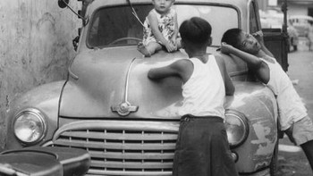 Anak-anak Singapura bermain di tahun 1962. Pada masa ini, Singapura masih bergabung dengan Federasi Malaysia, belum menjadi negara sendiri yang merdeka. Foto: Getty Images