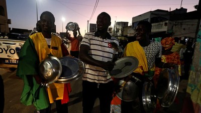 Warga Senegal Pukul Panci dan Wajan di Jalan, Ada Apa?