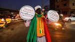Warga Senegal Pukul Panci dan Wajan di Jalan, Ada Apa?