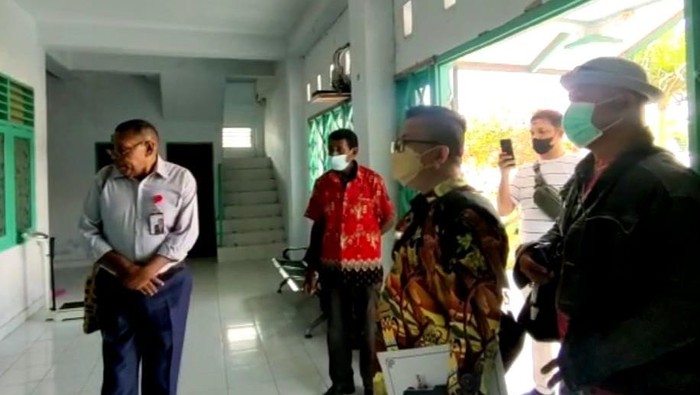 Proses jemput paksa kepala puskesmas Biak Zeth Mathias oleh Ombudsman Papua (Dok. Istimewa).