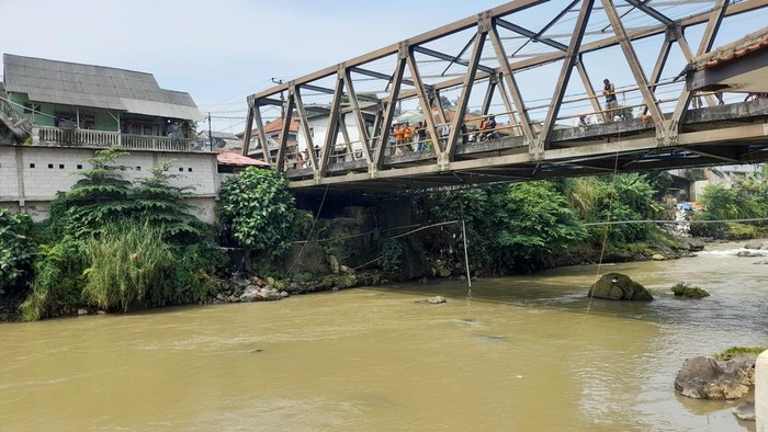 Proses pencarian buaya di Sungai Cisadane (Sholihin-detikcom)