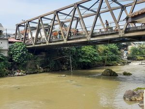 Damkar Bogor: Buaya di Sungai Cisadane Diduga Dibuang, Mulutnya Dilakban