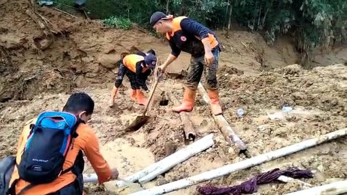 Proses pencarian korban longsor di Desa Cibunian, Kec. Pamijahan, Kabupaten Bogor.