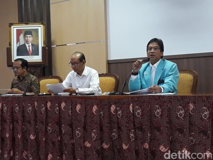 Rektor UNS, Jamal Wiwoho, dalam jumpa pers, Kamis (23/6/2022).