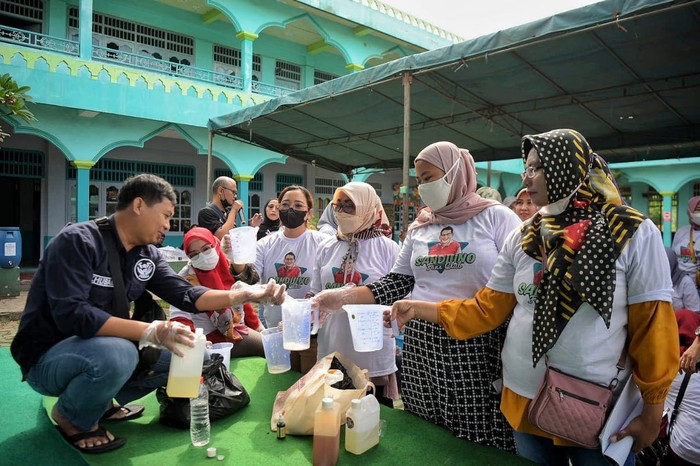 Relawan Sandiaga Uno Latih Emak-emak Bikin Sabun Cuci Mandiri