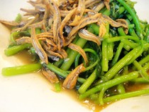 3 Resep Tumis Kangkung Ikan Asin yang Gurih Pedas Nampol