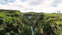 Dari sini, wisatawan bisa menyaksikan keindahan alam berupa pemandangan air terjun hingga gua. (Kass Group)