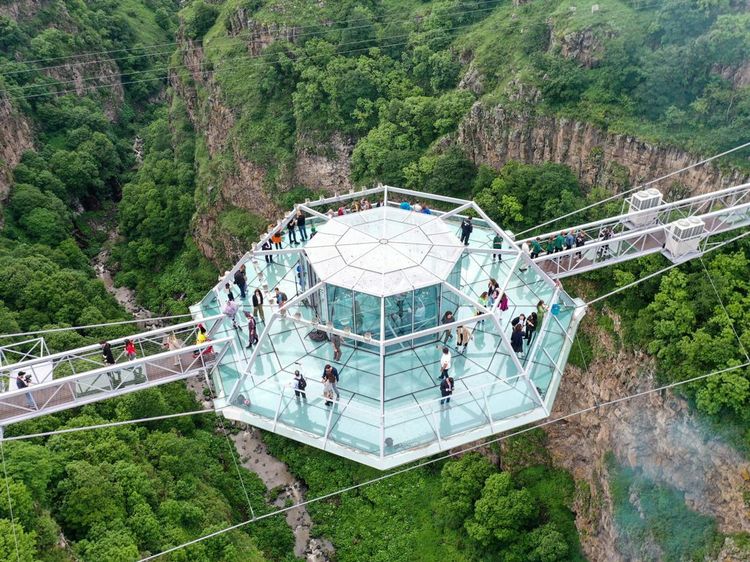 Potret Restoran Kaca yang Menggantung 274 Meter di Atas Ngarai
