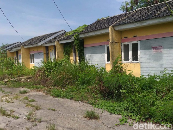 Begini kondisi proyek rumah subsidi yang dikenal Rumah Murah Jokowi di Cikarang. Kini rumah di Villa Kencana Cikarang banyak yang kosong serta ditumbuhi tanaman liar.