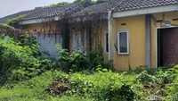 Di Blok H misalnya, banyak rumah yang kondisinya sudah rusak dan tak terurus. Ada juga yang tertutup ilalang hingga tanaman liar.