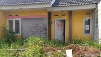 Berdasarkan catatan detikcom, rumah subsidi ini adalah bagian dari program sejuta rumah yang dicanangkan Jokowi, sejak awal periode kepemimpinannya. Saat itu, rumahnya dibanderol dengan harga mulai Rp 112 juta hingga Rp 141 juta. Rumah-rumah ini bisa dimiliki dengan DP 1% dari Bank Tabungan Negara (BTN) dengan skema Fasilitas Likuiditas Pembiayaan Perumahan (FLPP) alias KPR Subsidi.