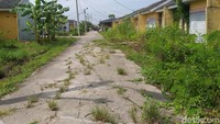 Proyek rumah subsidi di perumahan Villa Kencana Cikarang beberapa tahun lalu, sempat menarik perhatian publik. Lantaran, rumah bersubsidi yang dibangun oleh PT Arrayan Bekasi Development itu telah diresmikan dan didatangi langsung Presiden Joko Widodo (Jokowi) tepatnya pada 4 Mei 2017.