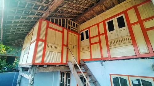 Rumah panggung Loloan merupakan salah satu ikon yang dapat ditemui di Kelurahan Loloan Barat dan Kelurahan Loloan Timur, Jembrana.