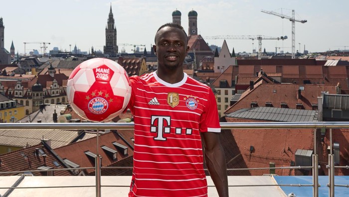 MUNICH, GERMANY - JUNE 21: Newly signed player of FC Bayern Muenchen Sadio Mane poses for a picture on June 21, 2022 in Munich, Germany.  (Photo by S. Mellar/FC Bayern via Getty Images)
