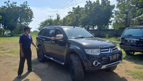 Salah satu peserta PPDB di SMA Bali Mandara yang diantar menggunakan mobil mewah.