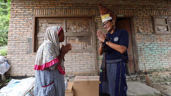 Sandiaga Beri Modal Usaha ke Warga Desa Wisata