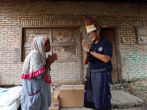 Geber Wirausaha, Sandiaga Beri Modal Usaha ke Warga Desa Wisata