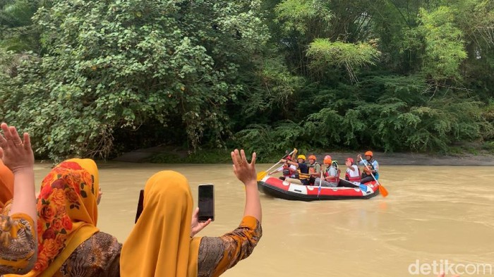 Sandiaga Uno rafting di Sungai Bah Bolon.