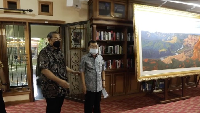 Ossy menuturkan kedua tokoh bertukar pikiran dan pandangan soal masa depan bangsa. Namun tak diceritakan detail isi pembicaraan keduanya.