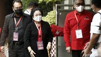 Megawati tiba di Sekolah Partai PDIP, di Jalan Lenteng Agung, Jakarta Selatan, dalam rangka penutupan Rapat Kerja Nasional (Rakernas) II 2021, Kamis (23/6/2022).