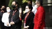 Setibanya di Sekolah Partai PDI Perjuangan, Megawati menyapa dan mengajak para awak media untuk berfoto bersama.