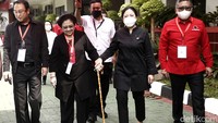 Begitu turun dari mobil, Megawati melambaikan tangan ke arah wartawan. Membuka maskernya, lalu berbicara. Setelah itu, tampak Sekjen Hasto berbisik kepada Megawati, dan Presiden Kelima RI itu tampak mengangguk. Megawati ternyata mengajak para wartawan untuk foto bersama.