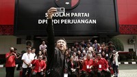 Usai sesi foto bersama, Kepala Pusat Analisa dan Pengendali Situasi (Situation Room) PDIP, M.Prananda Prabowo memohon izin untuk mengabadikan momen tersebut dengan kamera ponselnya.