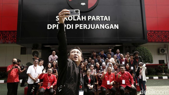 Ketum PDIP Megawati Soekarnoputri berfoto bersama sejumlah wartawan di hari ketiga Rakernas II PDIP. Ketua DPP PDIP Puan Maharani juga tampak ikut foto bersama.