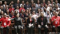 Momen Ketua Umum PDI Perjuangan (PDIP) Megawati Soekarnoputri berfoto bersama sejumlah awak media di Sekolah Partai PDIP, Jakarta, Kamis (23/6/2022).