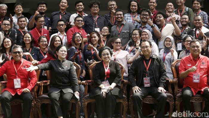 Senyum Megawati Saat Foto Bareng Wartawan di Rakernas II PDIP Ketum PDIP Megawati Soekarnoputri berfoto bersama sejumlah wartawan di hari ketiga Rakernas II PDIP. Ketua DPP PDIP Puan Maharani juga tampak ikut foto bersama.