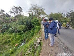 Motor Roda 3 Muat Berkas-Brankas Terjun ke Jurang Bersama 3 Penumpang