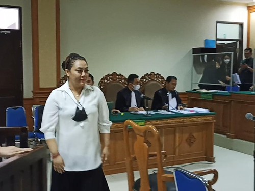 Eka Wiryastuti usai menjalani sidang lanjutan dugaan suap pengurusan DID Tabanan tahun anggaran 2018 dengan agenda pembacaan eksepsi, Kamis (23/6/2022)