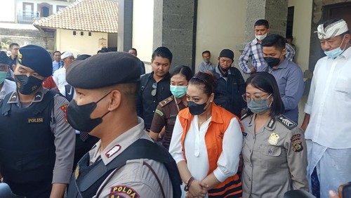 Terdakwa Ni Putu Eka Wiryastuti pasca sidang pembacaan nota keberatan (eksepsi) dugaan korupsi DID Tabanan pada Kamis (23/6/2022) di Pengadilan Tipikor Denpasar, Bali.