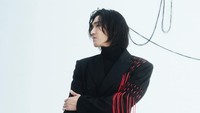 Untuk comeback kali ini, Siwon tampil dengan rambut gondrong. Foto: (dok. SM Entertainment)