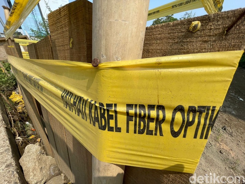 XL Axiata menarik kabel bawah laut Sistem Komunikasi Kabel Laut (SKKL) Echo yang menghubungkan secara langsung antara Indonesia dan Amerika Serikat.