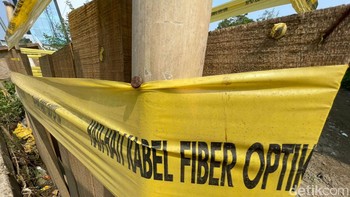 Setelah ditarik ke pinggir pantai, selanjutnya kabel optik tersebut akan ditarik lagi ke daratan yang sudah digali sebelumnya. Foto: Agus Tri Haryanto/Detikcom