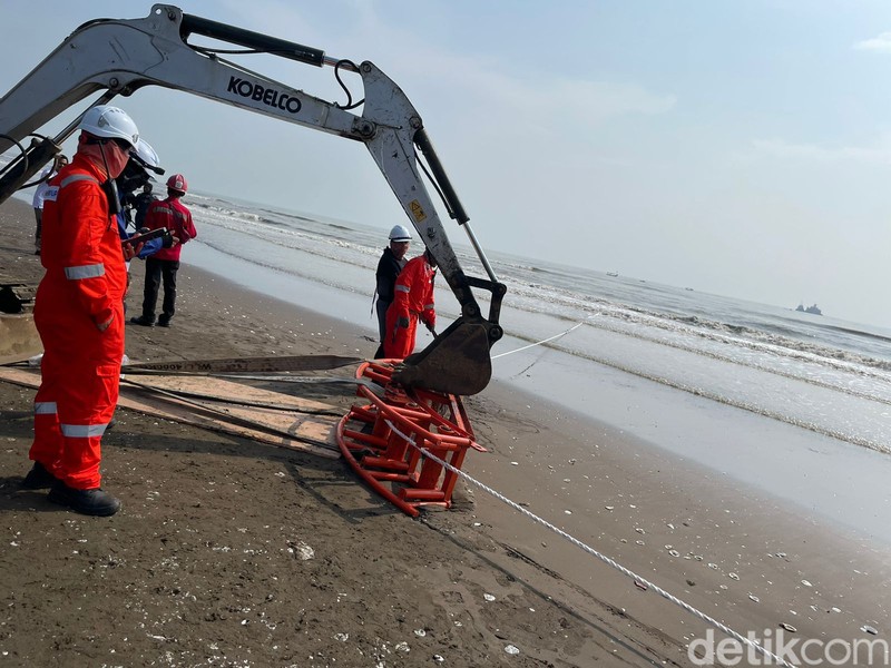 XL Axiata menarik kabel bawah laut Sistem Komunikasi Kabel Laut (SKKL) Echo yang menghubungkan secara langsung antara Indonesia dan Amerika Serikat.