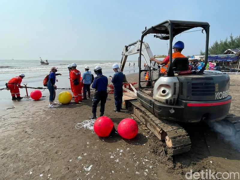 XL Axiata menarik kabel bawah laut Sistem Komunikasi Kabel Laut (SKKL) Echo yang menghubungkan secara langsung antara Indonesia dan Amerika Serikat.